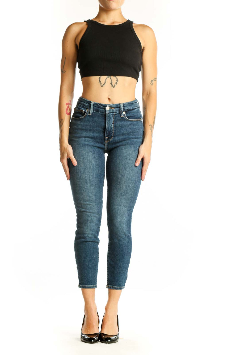 Front view of Good American blue cropped skinny jeans on model