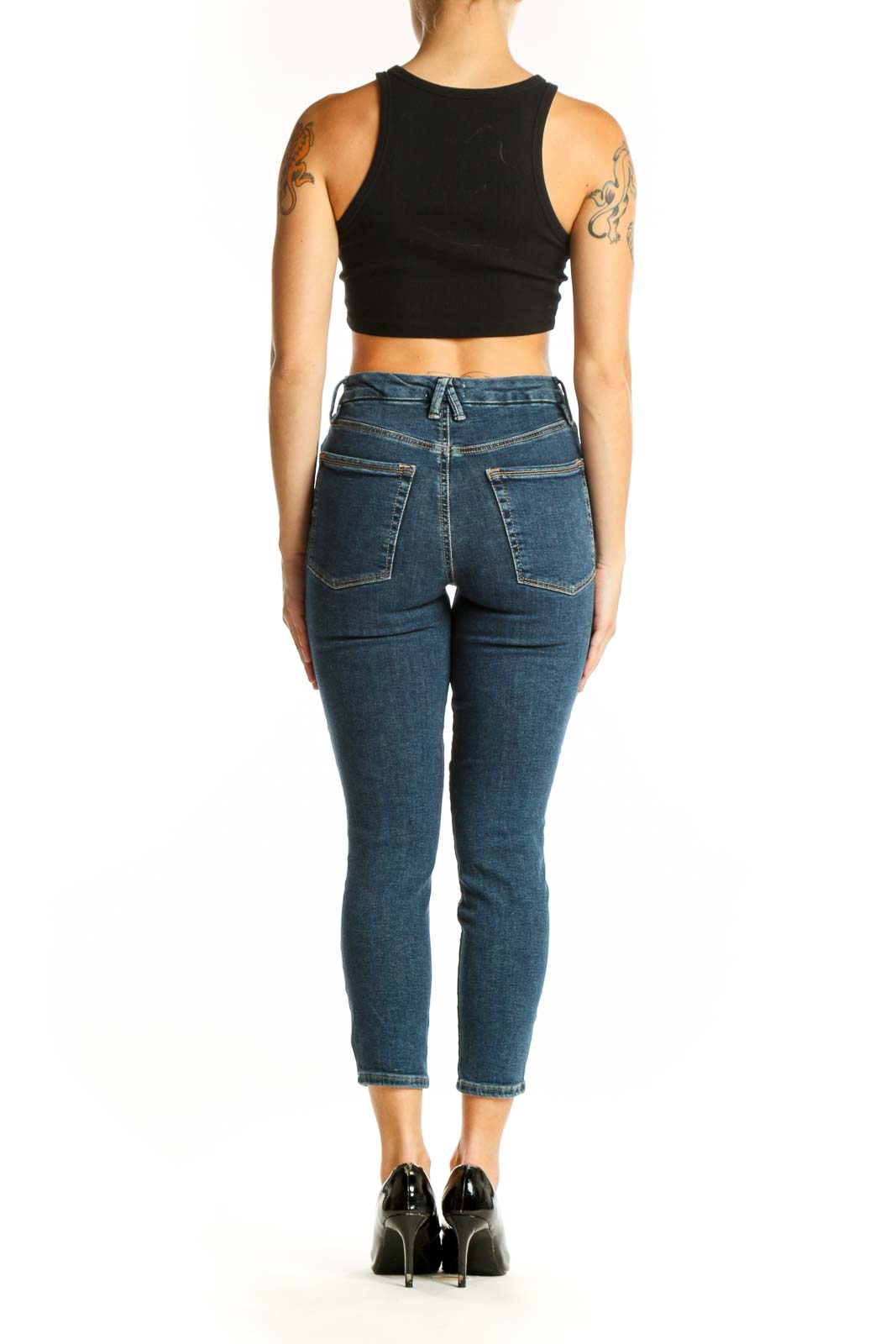 Back view of Good American blue cropped skinny jeans on model