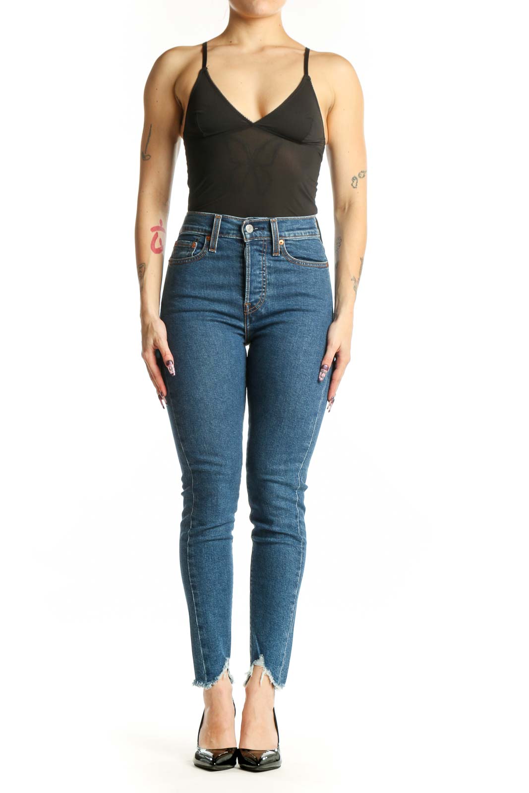 Front view of blue Levi's skinny jeans with high-waisted fit and distressed raw hem on XS model