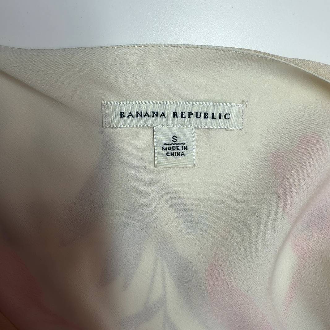 Tag view of cream floral Banana Republic top showing botanical print pattern and three-quarter sleeve detail