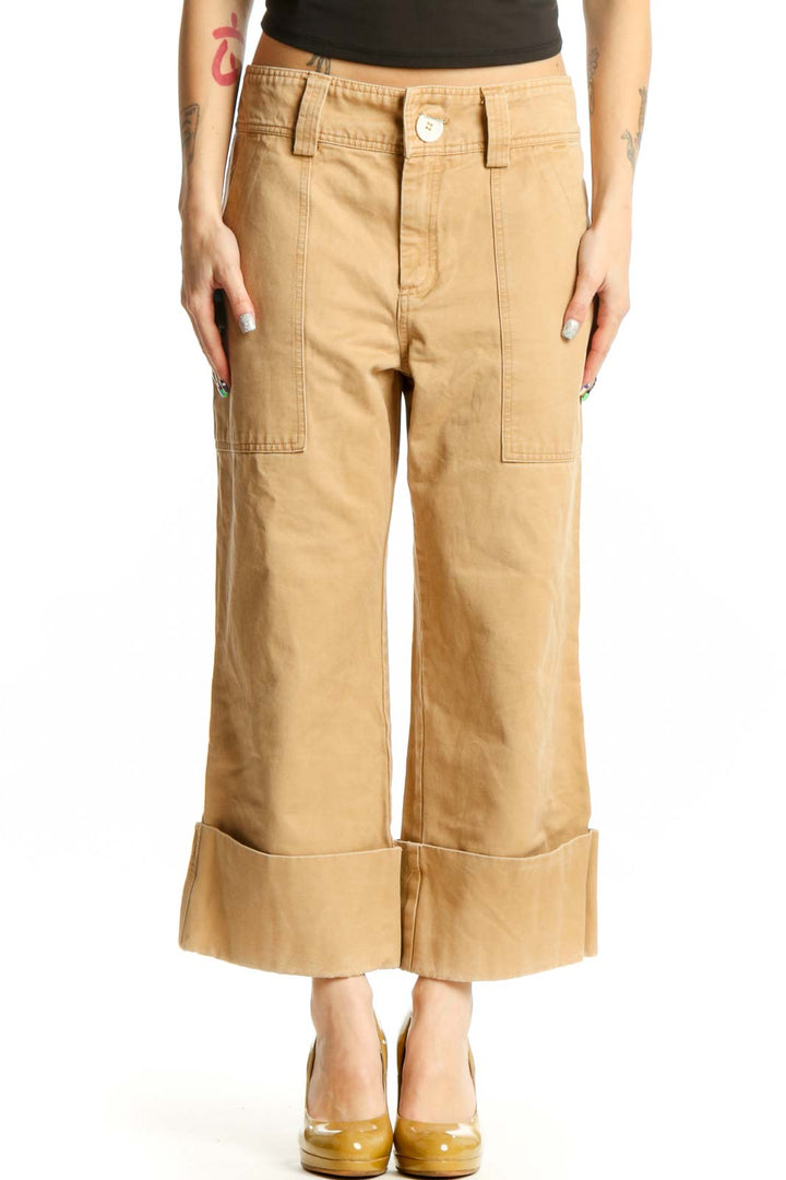 Beige cargo cropped cotton pants with rolled cuffs and side pockets, front view