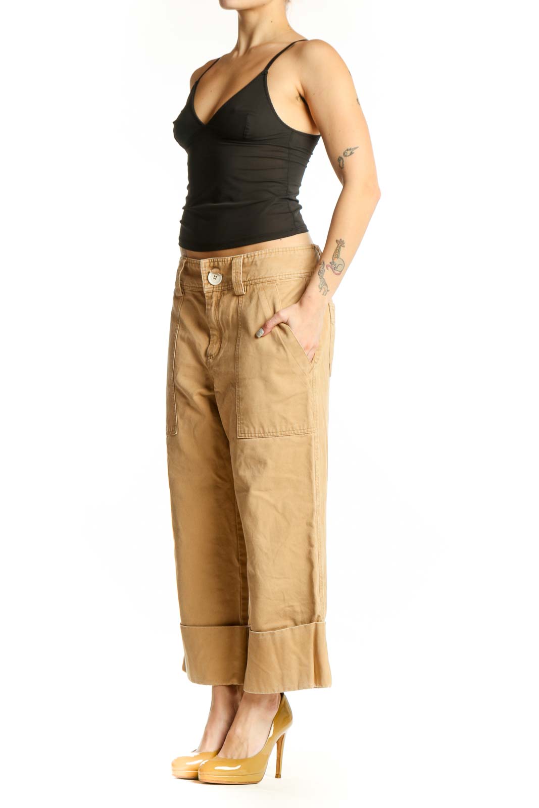 Beige cargo cropped cotton pants with rolled cuffs and side pockets, front view