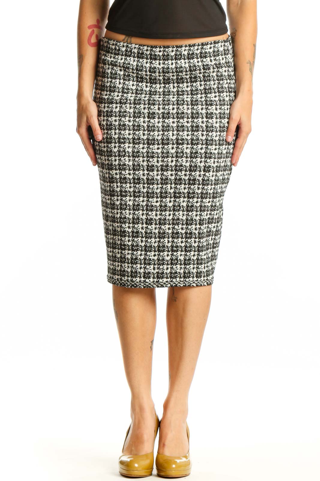 Black and white houndstooth tweed pencil skirt front view, size M by Max Studio