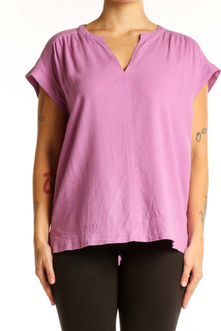 Splendid pink linen viscose short sleeve top with V-neckline and rolled sleeves, front view on model