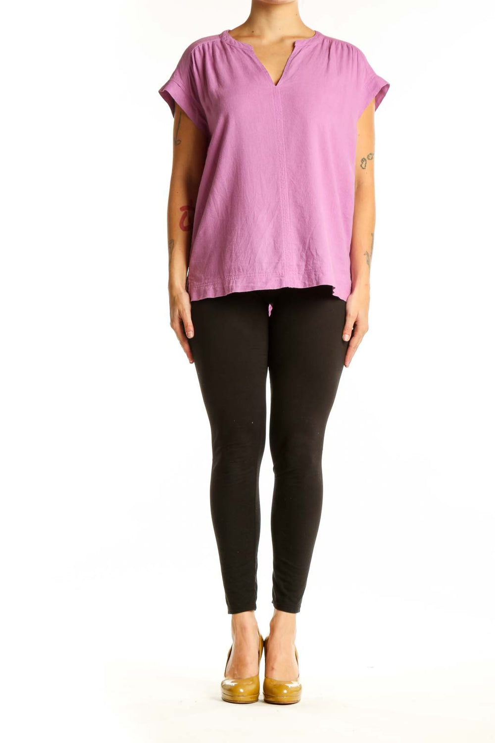 Splendid pink linen viscose short sleeve top with V-neckline and rolled sleeves, front view on model