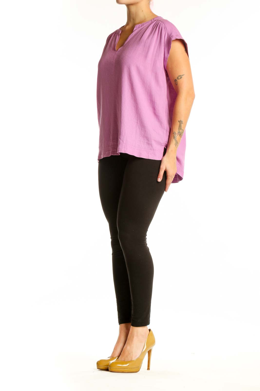 Splendid pink linen viscose short sleeve top with V-neckline and rolled sleeves, front view on model