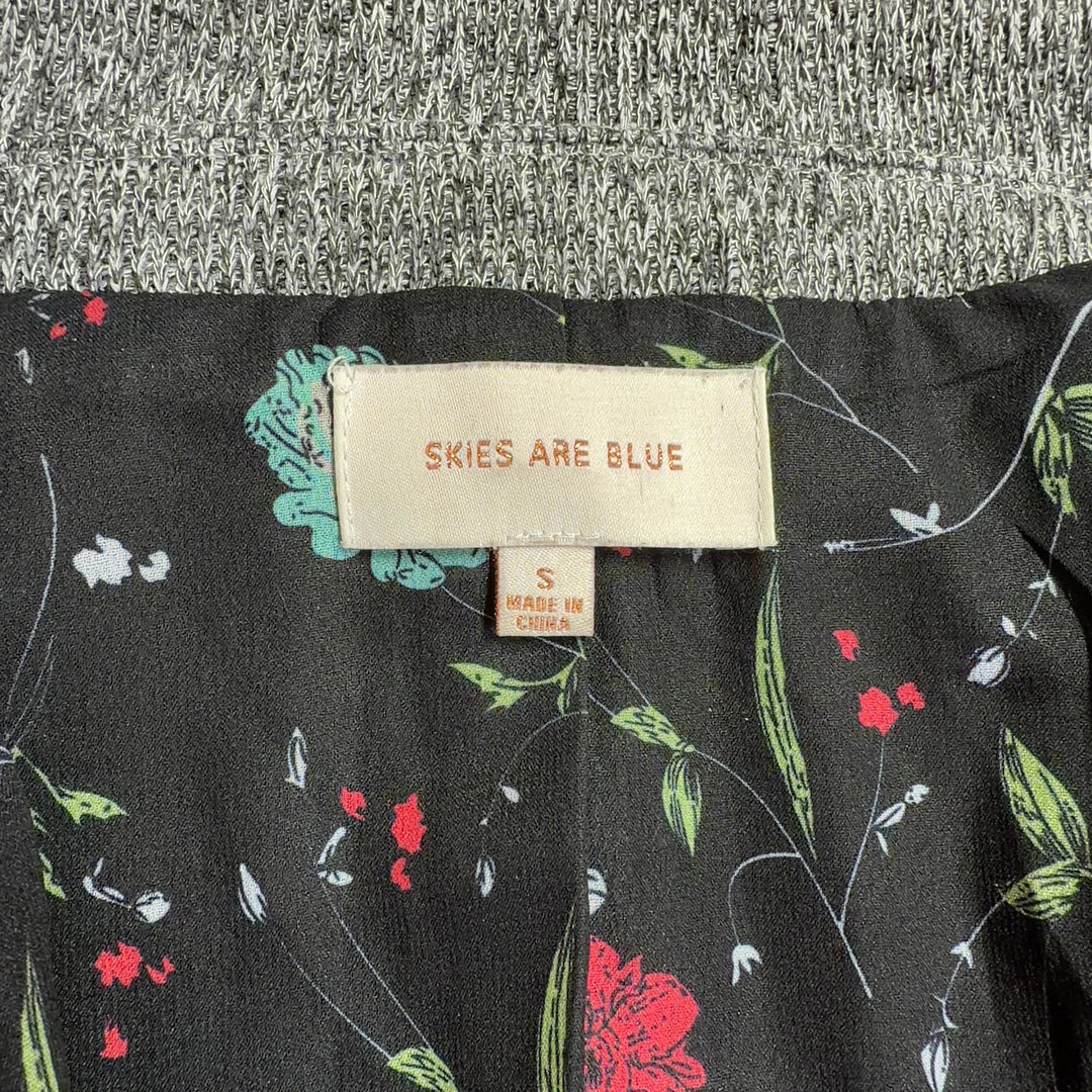 Tag view of gray knit blazer showing tailored fit and three-quarter sleeve length