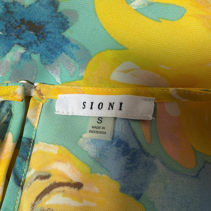 Tag view of yellow floral Sioni top showing pleated bell sleeves and relaxed fit silhouette