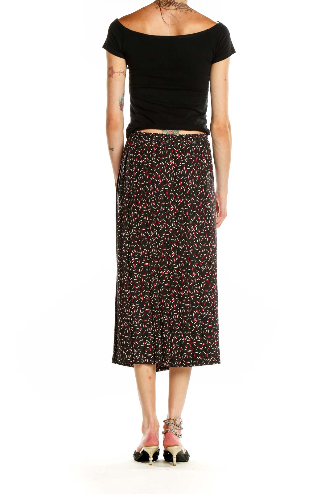 Back view of Leslie Fay black floral print midi skirt on model