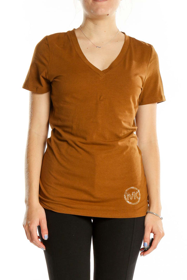 Front view of MICHAEL Michael Kors camel V-neck short sleeve t-shirt on model